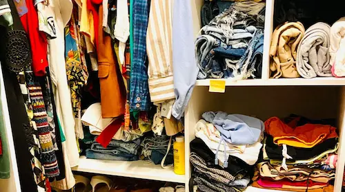 Quarto desorganizado causando estresse